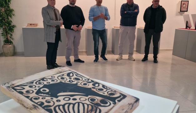 La exposición “Socarrats: símbolos y leyendas” es un referente de la cultura popular y el patrimonio cerámico de Manises